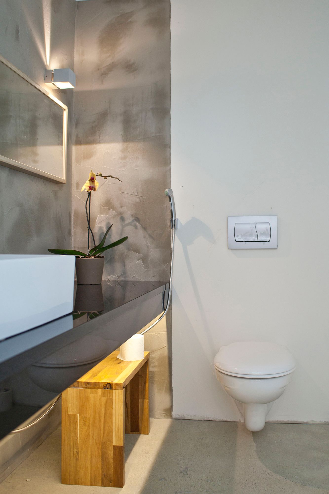 In the bathroom, indirect lighting under the level, which functions both as mood lighting and night lighting, is switched on by a motion sensor. Ledstore.fi